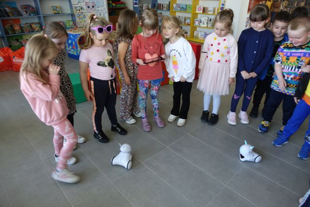 dzieci przy pomocy tabletów sterują robotami Photon
