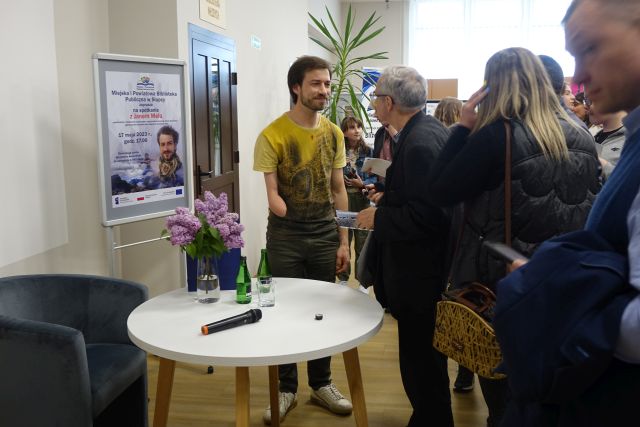 mężczyzna bez ręki rozmawia z uczestnikami spotkania