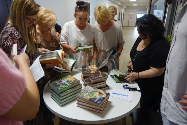 kobiety oglądają książki wyłożone na stoliku