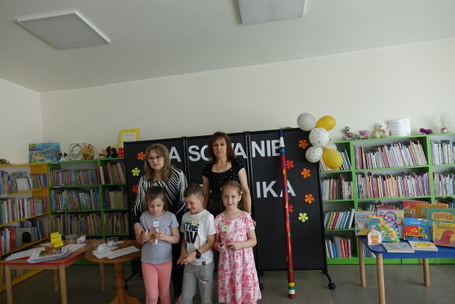 trójka dzieci i dwie kobiety pozują do zdjęcia