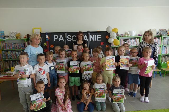 dzieci, 2 nauczycielki i 2 bibliotekarki pozują do zdjęcia