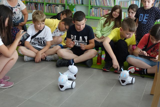 młodzież patrzy na uruchomione roboty Photon