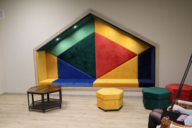 kolorowe siedziska dla młodzieży