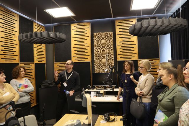 uczesnticy wizyty oglądają studio nagrań