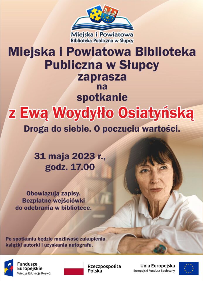 na fioletowym tle z prawej strony kobieta w czarnych włosach