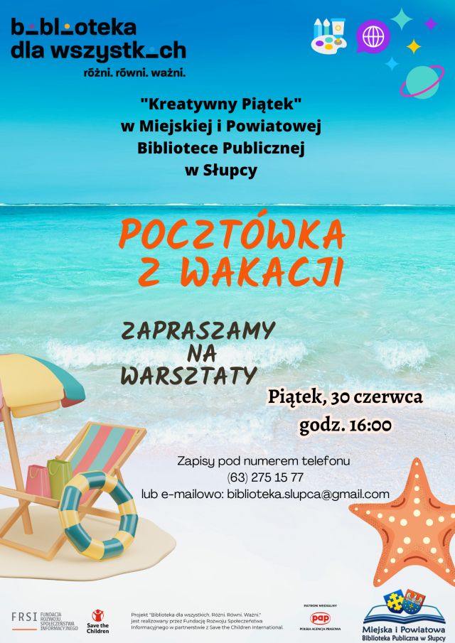 na zielonym tle zaproszenie na warsztaty tworzenia pocztówki z wakacji, na plaży leżak i kałamarnica, w tle morze