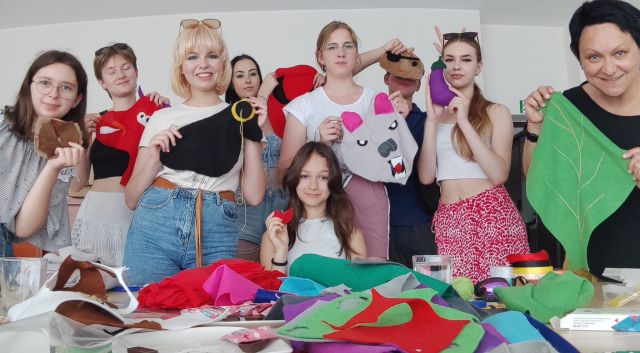 młodzież i nauczycielka prezentują uszyte przez siebie maskotki
