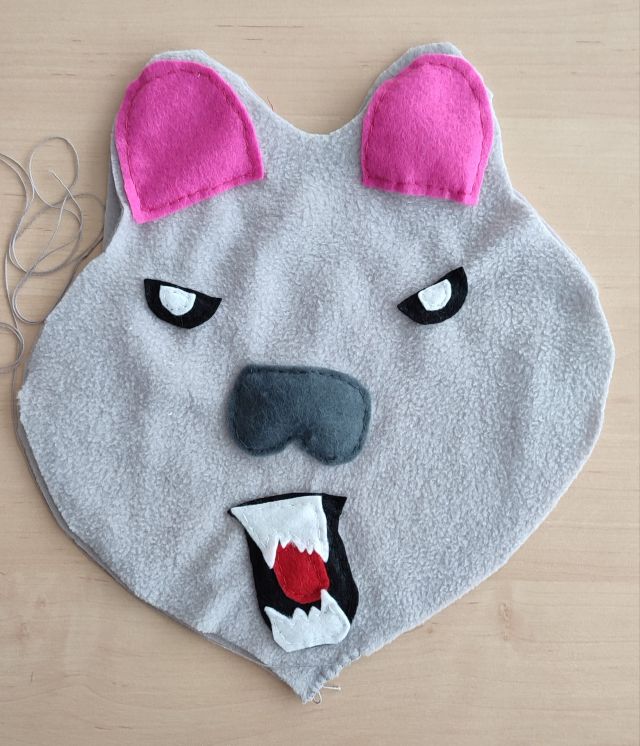 wilk uszyty z materiału