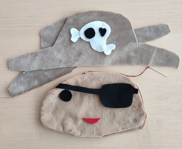twarze piratów uszyte z materiału