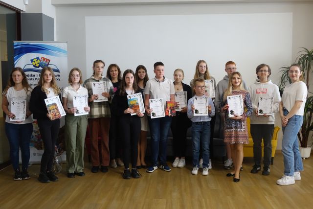 uczestnicy i laureaci konkursu pozują do zdjęcia z dyplomami