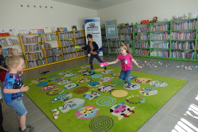 dzieci biegną przez kolorowy dywan