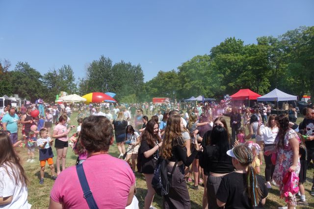tłum ludzi bawi się na festiwalu kolorów