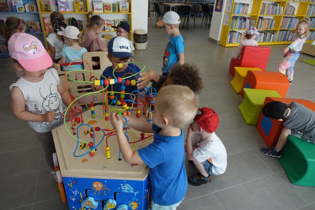 małe dzieci bawią się w konciku sensorycznym