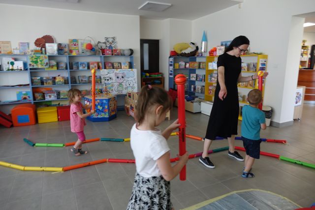 dzieci bawią się bum bum rurkami