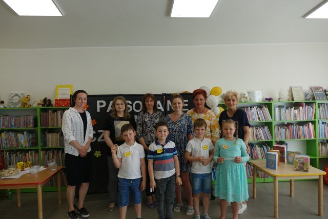 4 dzieci pozuje do zdjęcia z 6 osobami dorosłymi
