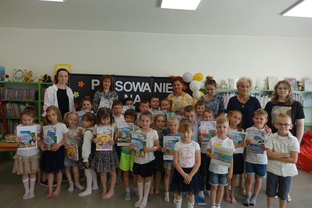 grupa przedszkolakó i 6 osób dorosłych pozuje do zdjęcia