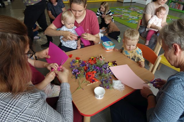 maluchy i rodzice robią ilustracje z kwiatów