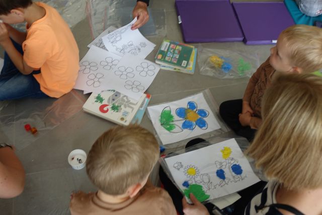 ilustracje kwiatów wykonane przez dzieci i pomocy rodziców