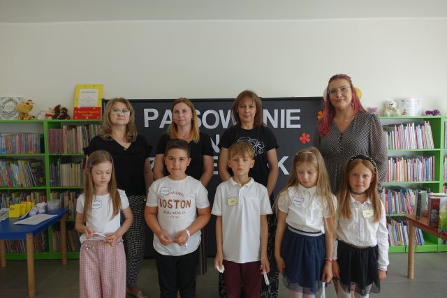 5 dzieci która odpowiedziałą na najwięcej pytaj pozuje do zdjęcia z 4 kobietami