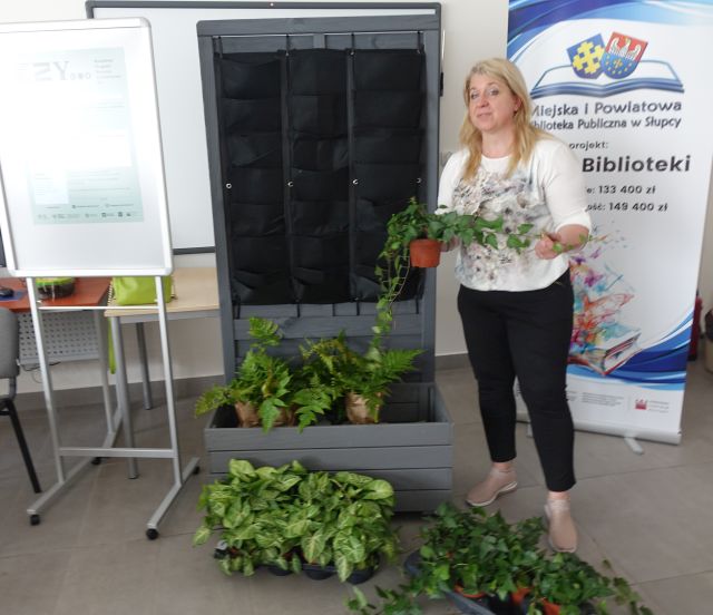 kobieta pokazująca i omawiająca rośliny