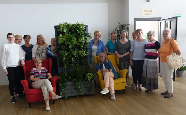 uczestniczki warsztatów pozują do zdjęcia z przygotowaną przez siebie zieloną ścianką 