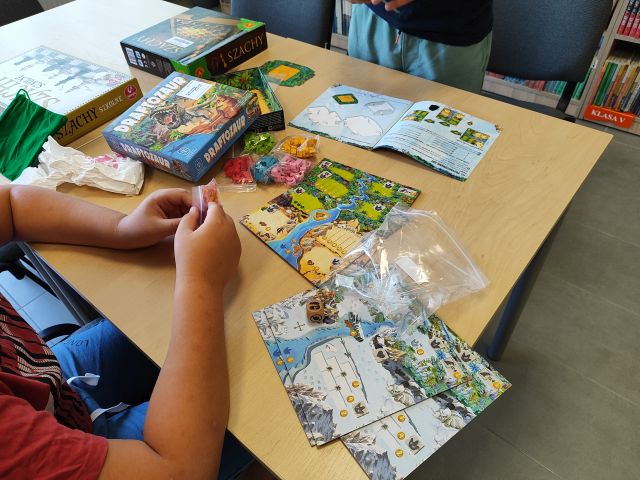 dzieci grają w gry planszowe