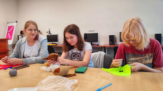 dziewczyny szyją maskotki