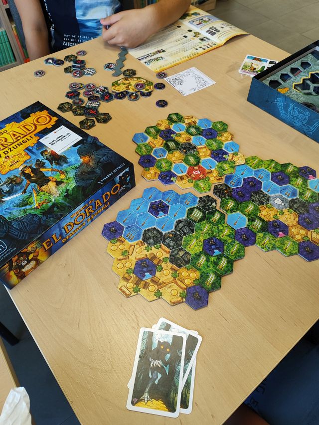 dzieci grają w gry planszowe