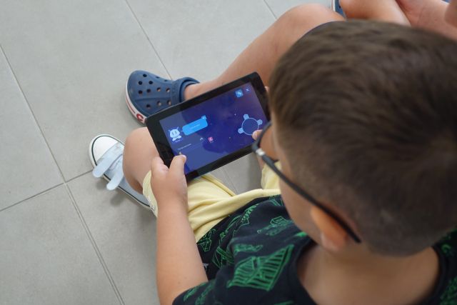 chłopiec gra na tablecie