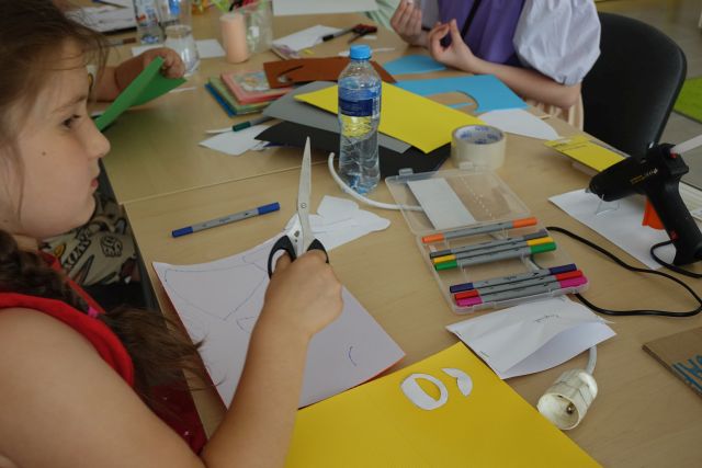 dzieci wycinają z papieru