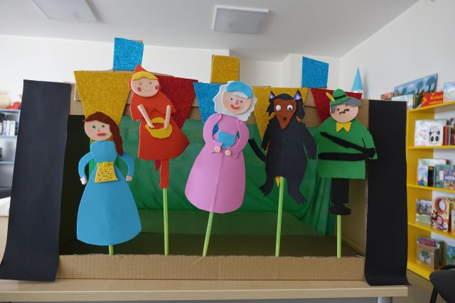 5 kukiełek stworzonych przez dzieci w kartonie imitującym teatrzyk