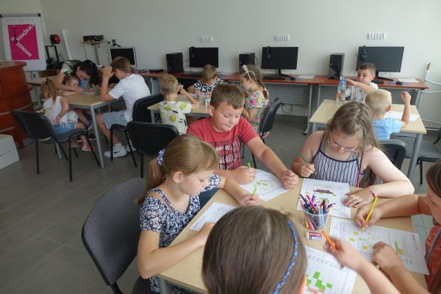 dzieci kodują wypełniając obrazki