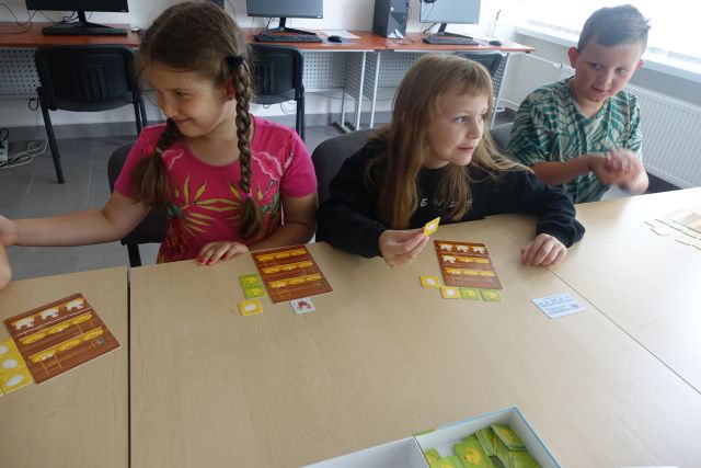 dzieci grają w gry planszowe