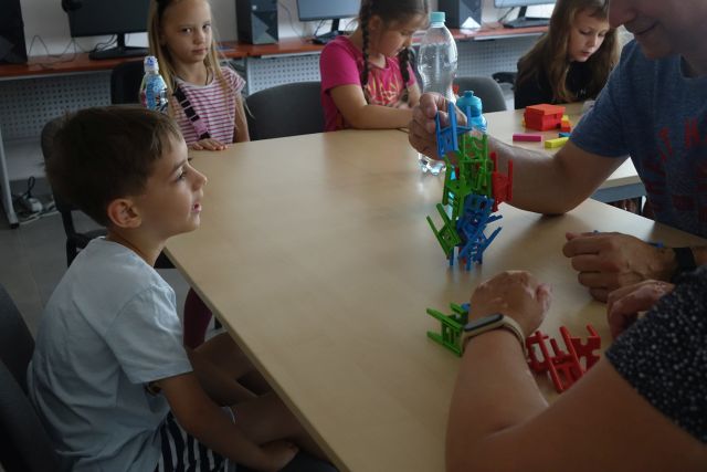 dzieci grają w gry planszowe