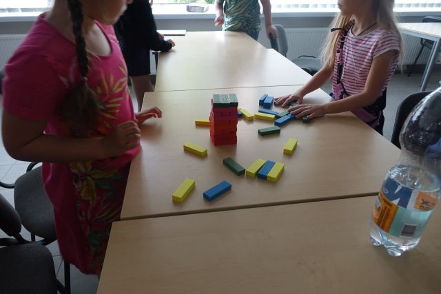 dzieci grają w gry planszowe