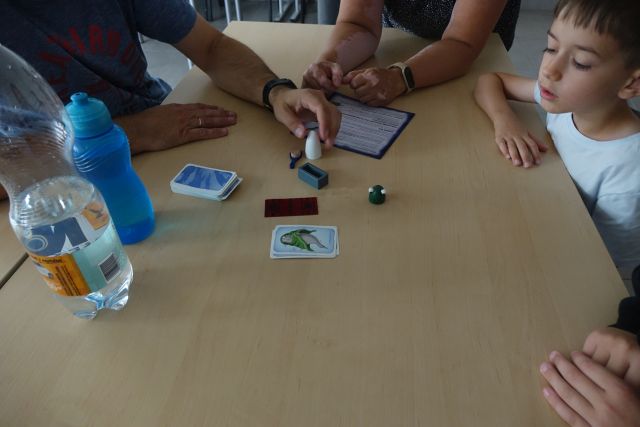 dzieci grają w gry planszowe