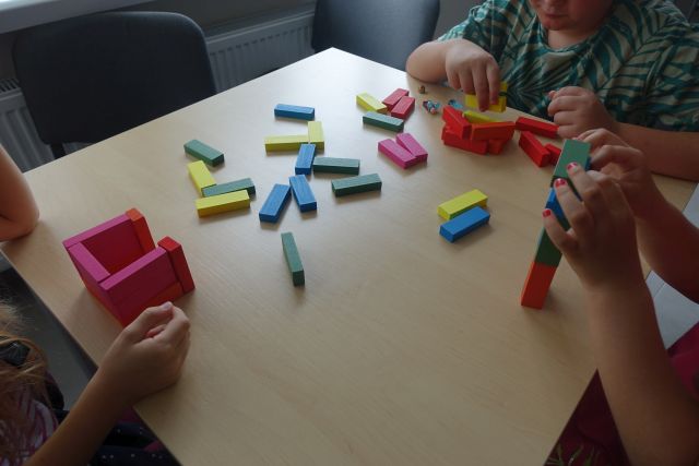 dzieci grają w gry planszowe