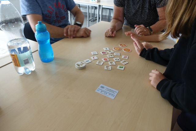 dzieci grają w gry planszowe