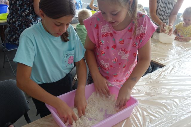 dwie dziewczynki robią w misce masę solną