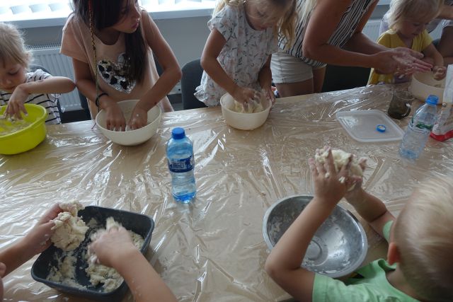 dzieci robią masę solną