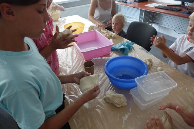 dzieci robią masę solną