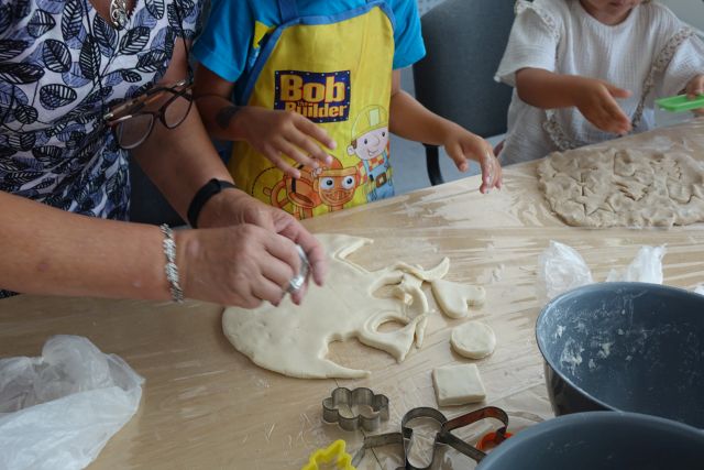 dzieci wykrawają figurki z masy solnej