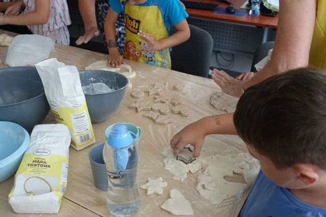 dzieci wykrawają figurki z masy solnej
