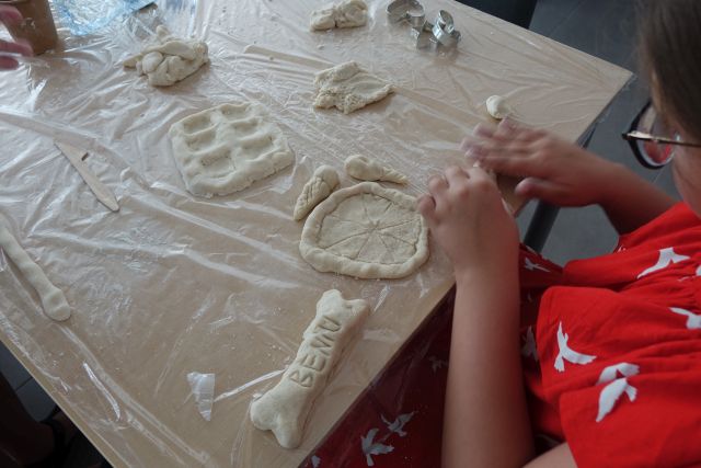 dzieci robią figurki z masy solnej