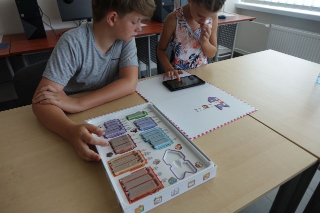 dzieci grają w grę scooti go