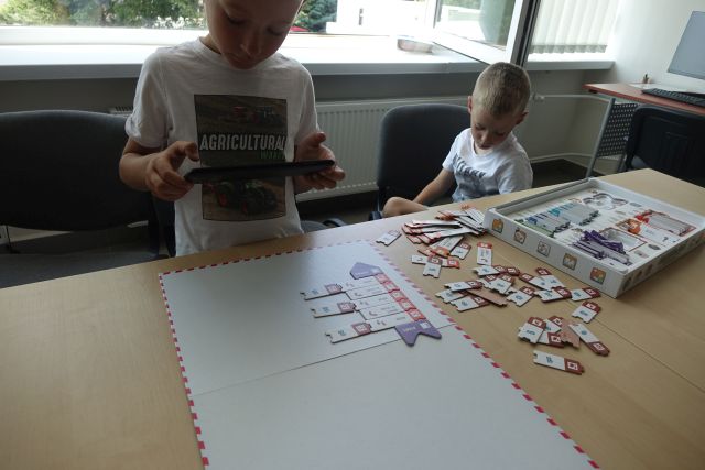 dzieci grają w grę scooti go