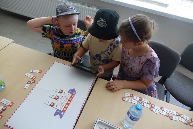 dzieci grają w grę scooti go