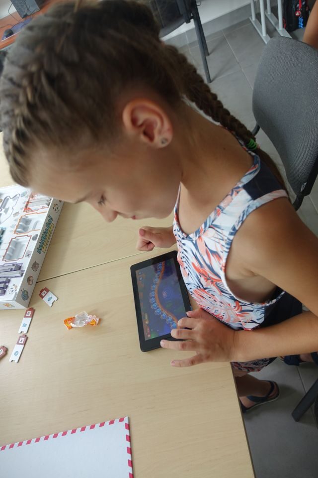 dziewczynka steruje tabletem