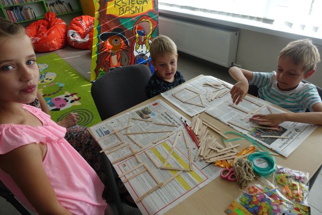 dzieci układają figury z patyczków