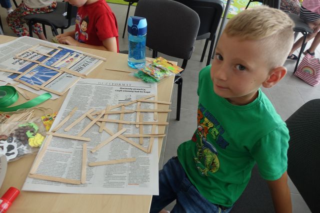 chłopiec ułożył figury z patyczków